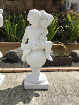 Gartenfigur Frühling aus 4 Jahreszeiten, Putte auf Kugel, Skulptur, Steinfigur