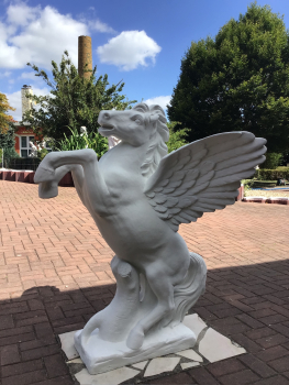 Pferd mit Flügeln, Steinfigur, Gartenfigir, Skulptur, Steinguss, Wetterfest, Gartendekoration, Beton