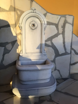 Preview: Wandbrunnen mit Wassertrog auf Sockel, Steinguss, Steinfigur, Gartendekoration