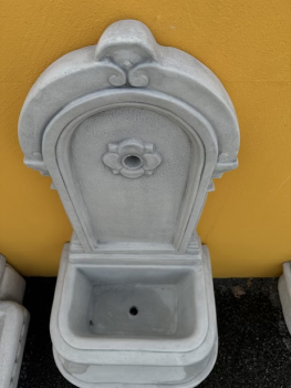 Wandbrunnen mit Wassertrog auf Sockel, Steinguss, Steinfigur, Gartendekoration