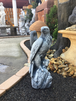 Falke, Raubvogel, Steinfigur, Adler auf Fels, Park & Gartendekoration, Steinguss, Skulptur, Gartenfigur