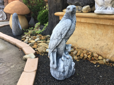 Falke, Raubvogel, Steinfigur, Adler auf Fels, Park & Gartendekoration, Steinguss, Skulptur, Gartenfigur