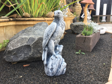 Falke, Raubvogel, Steinfigur, Adler auf Fels, Park & Gartendekoration, Steinguss, Skulptur, Gartenfigur