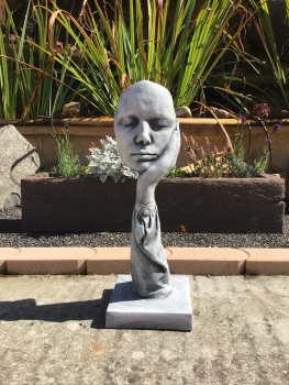 Gartenfigur, Büste, Hand mit Gesicht "Der Denker" Geschenkidee, Park & Gartendekoration, Steinfigur, Skulptur