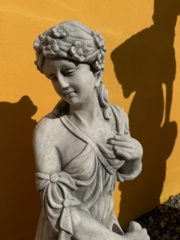 Preview: Sitzende Frauenfigur, Gartenfigur, Steinfigur