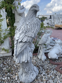 Adler auf Stamm, Adlerfigur