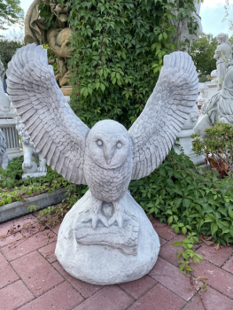 Eule mit riesengroßen Flügeln, Tierfigur