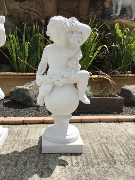 Gartenfigur Frühling aus 4 Jahreszeiten, Putte auf Kugel, Skulptur, Steinfigur