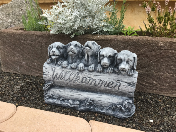 Hunde, Willkommen Schild, Steinguss, Statue, Tierfigur, Gartenfigur, Skulptur, Gartendekoration, Steinfigur