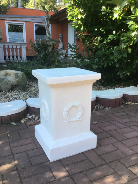 Steinsäule, Säule, Podest
