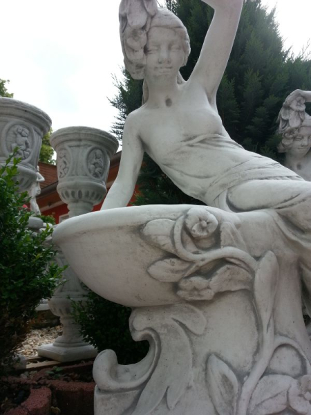 Gartenfigur, grosse Pflanzfigur "Frau mit Pflanzschale" 102 cm hoch, Park & Gartendekoration, Steinguss