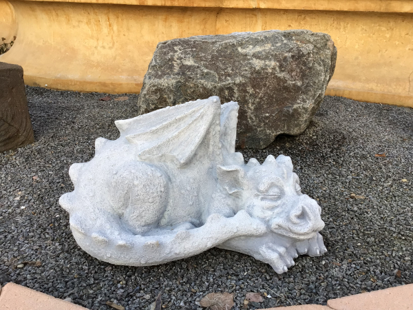 Steinfigur liegender Drache, Steinguss, Skulpturen, Statuen, Tierfiguren, Gartenfigur