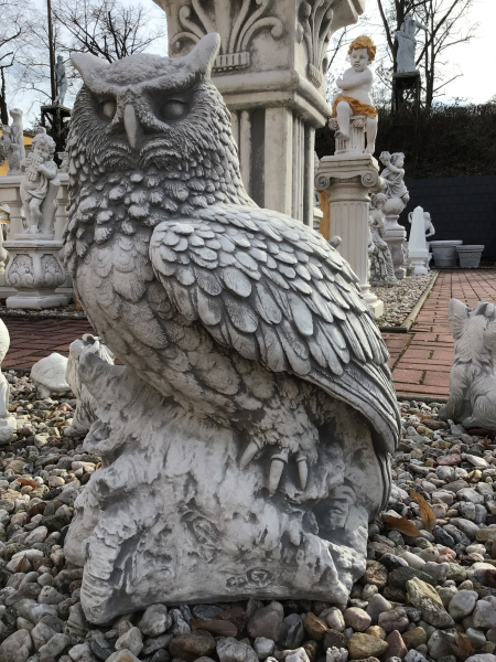 Eule auf Baumstamm, Steinfigur, Gartendekoration, Steinguss