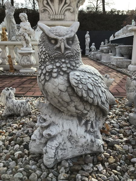 Eule auf Baumstamm, Steinfigur, Gartendekoration, Steinguss
