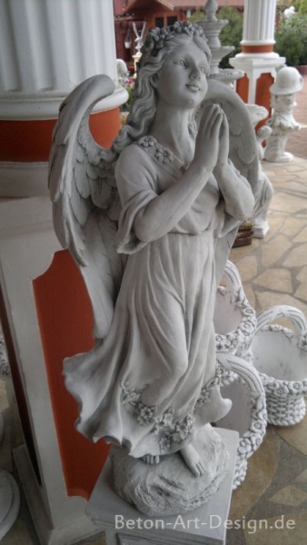 detailed angel statue made â€‹â€‹of concrete 75 cm high