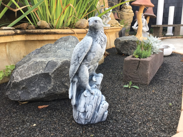 Falke, Raubvogel, Steinfigur, Adler auf Fels, Park & Gartendekoration, Steinguss, Skulptur, Gartenfigur