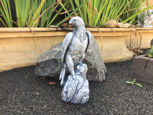 Falke, Raubvogel, Steinfigur, Adler auf Fels, Park & Gartendekoration, Steinguss, Skulptur, Gartenfigur