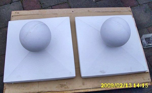 Pfeilerabdeckung mit Kugel, Mauerkappe, Pfeilerkappe, Steinguss, Steinplatte