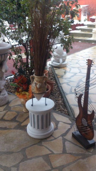 beautiful round pedestal / column for figures
