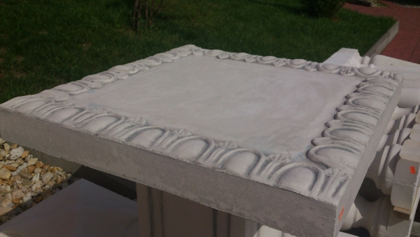 Bodenplatte unter Brunnen, Pflanzschalen, Statuen, Skulpturen
