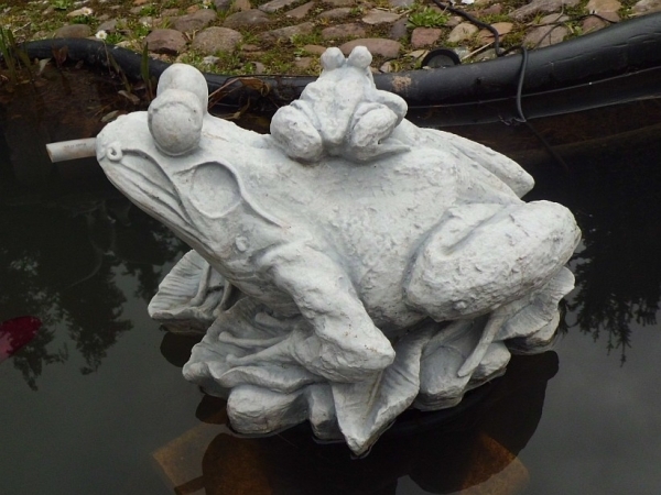 Frog & 2 Young - Gargoyle / pond figure