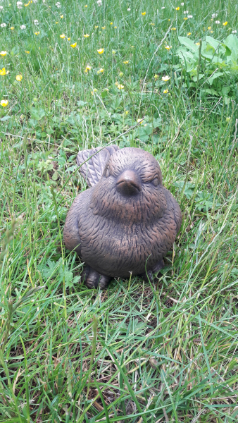 Gartenfigur, kleiner Spatz "Blick nach links" 16 cm groß, Steinfigur, Skulptur, Park & Gartendekoration