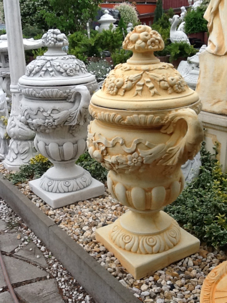 Pflanzamphore mit Henkel auf Sockel mit Deckel, Barockes Design, Pflanzschale, Steinamphore, Park & Gartendekoration, Steing