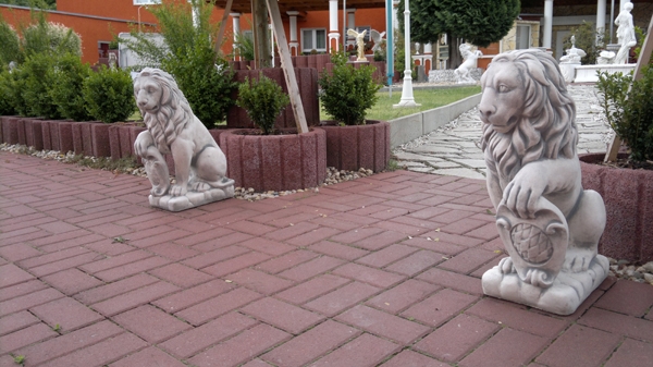 Lion figure made ​​of stone - coat of arms in the le