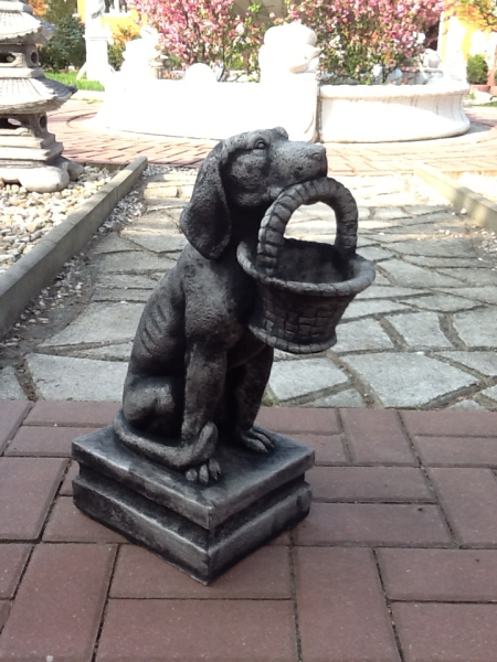 Gartenfigur, süsser Hund mit Korb im Maul - Geschenkidee, Skulptur, Gartendekoration, Steinfigur, Steinguss