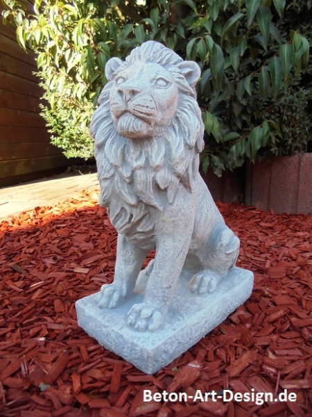 small lion statue left looking 36 cm tall