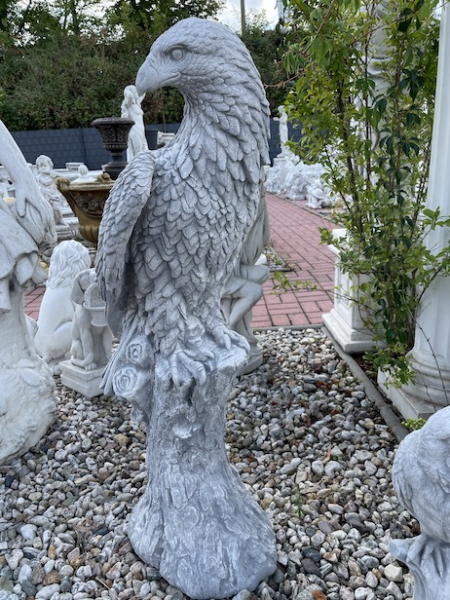 Adler auf Stamm, Adlerfigur