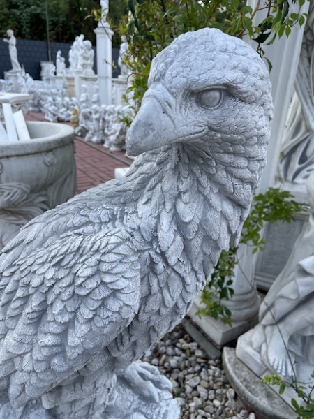 Adler auf Stamm, Adlerfigur