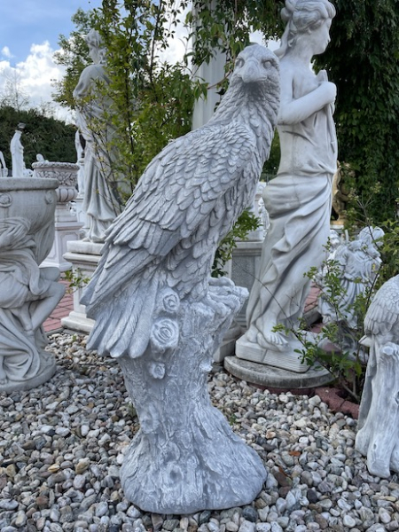 Adler auf Stamm, Adlerfigur
