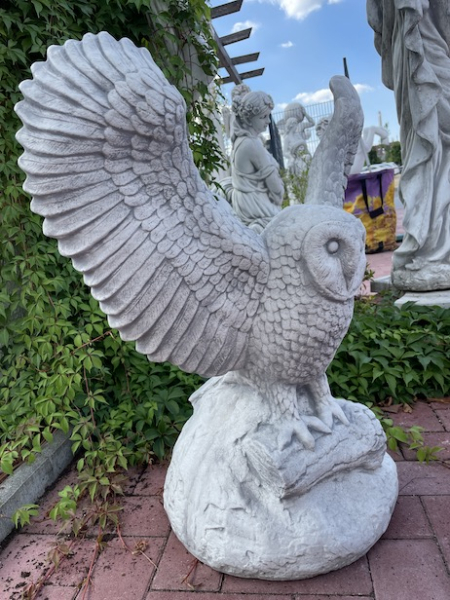 Eule mit riesengroßen Flügeln, Tierfigur
